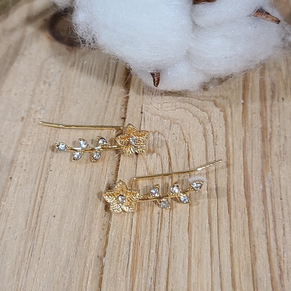 ✨️✨️NEW✨️✨️STUNNING!! FLOWER Ear Climber Earrings with Tiny CZ'S in GOLD Plating - Picture 11 of 14